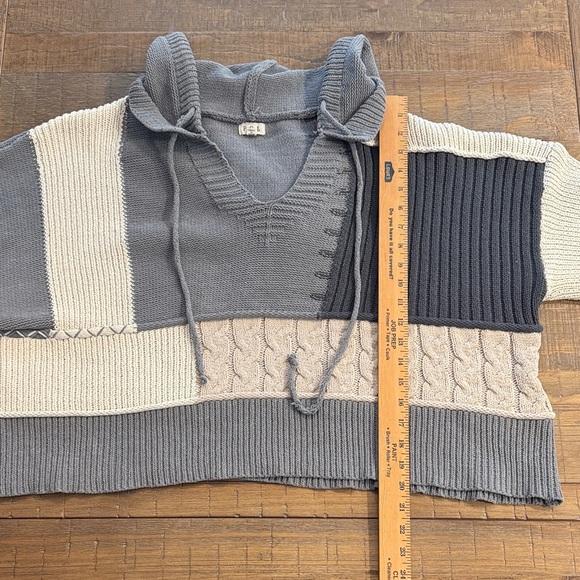 POL Women's V-Neck Colorblock Sweater - Gray, Cream, and Tan - Picture 4 of 5